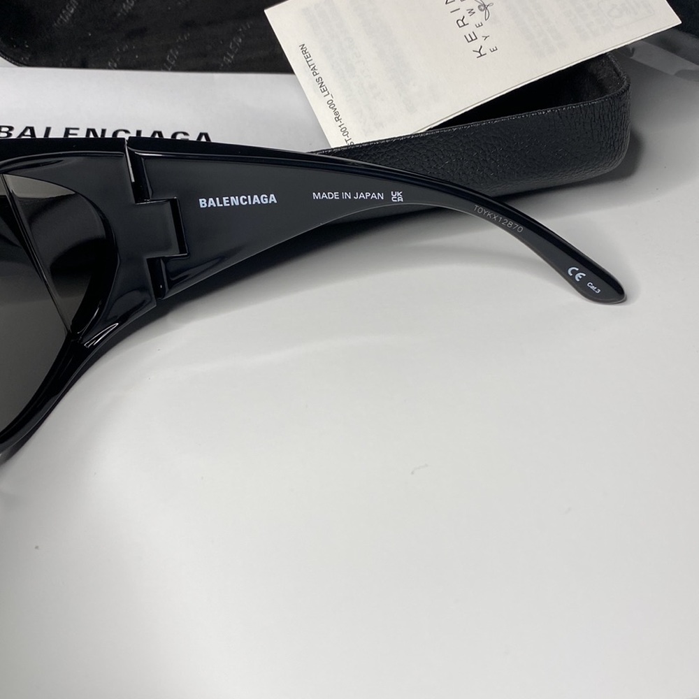 This butterfly Balenciaga sunglass BB0154s black frame with grey lenses. - Picture 12 of 14